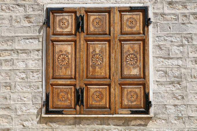 Luras, geschnitzten Fensterläden aus Holz - Sardinien