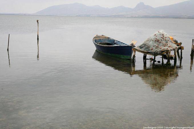 Marceddi, Boot und Netze - Sardinien