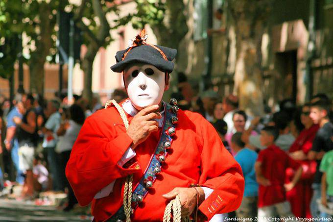 Nuoro, Festa del Redentore, Maschere Mamoiada zweifelnd - Sardinien