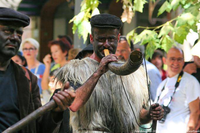 Nuoro, Festa del Redentore, sos Merdules Bezzos von Otzana Mann Horn - Sardinien