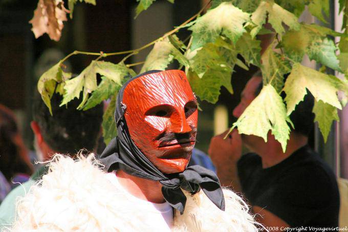 Nuoro, Festa del Redentore, sos Merdules Bezzos von Otzana, rote Maske - Sardinien