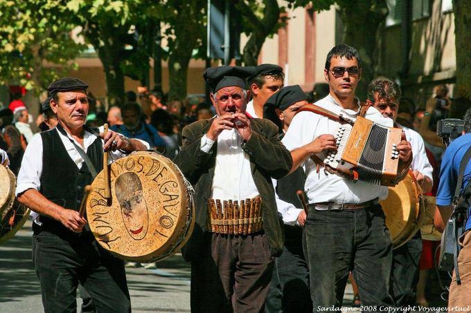 Nuoro, Festa del Redentore, Tamburinos Gavoi, zinnpfeifespieler - Sardinien