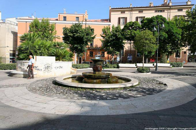 Nuoro Brunnen auf der Piazza Vittorio Emanuele - Sardinien