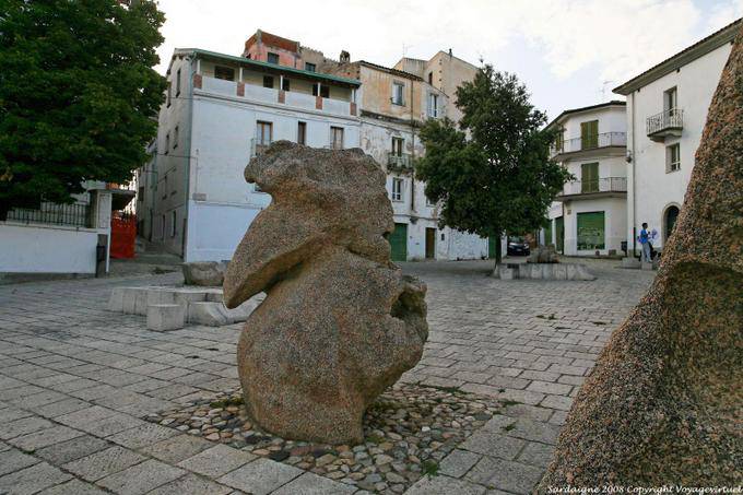 Weiße Wände und Granit, Nuoro, Sebastiano Satta Platz, Skulptur Constantino Nivola - Sardinien