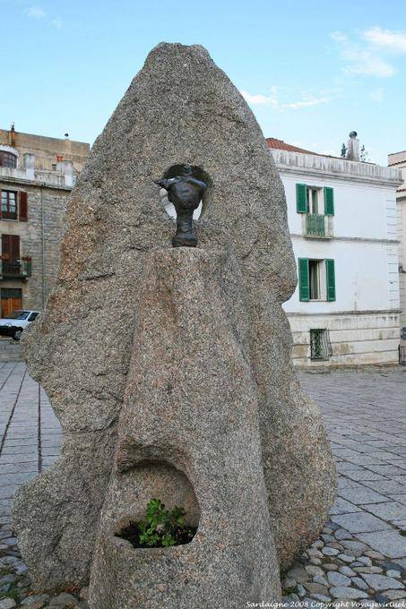 Granitblock, eine Bronzestatue, Nuoro, Sebastiano Satta Platz, Skulptur Constantino Nivola Haus - Sardinien