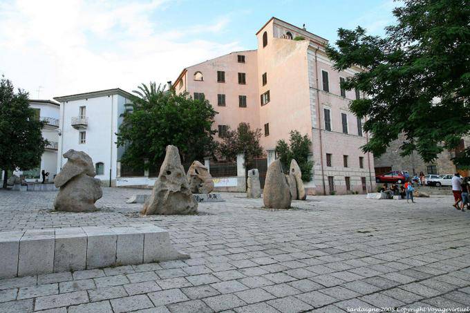 Nuoro Piazza Sebastiano Satta Constantino Nivola Skulptur - Sardinien