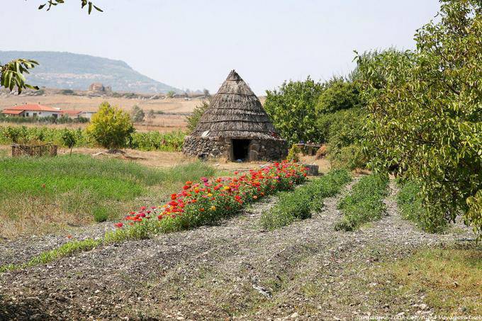 Nuraghe Santu Antine, Außenhütte - Sardinien