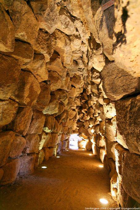 Nuraghe Santu Antine, gewölbten Durchgang - Sardinien