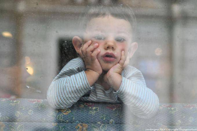 Olbia, Kind hinter dem dampfenden Fenster - Sardinien