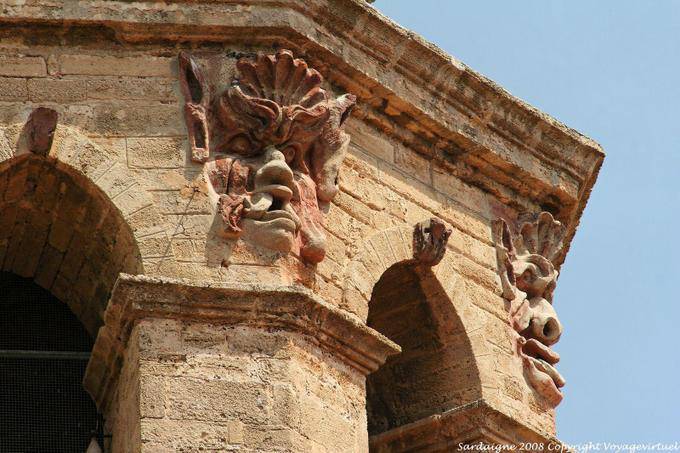 Monströse Kopf geschnitzt in einer Ecke, Kathedrale Santa Maria, Oristano - Sardinien