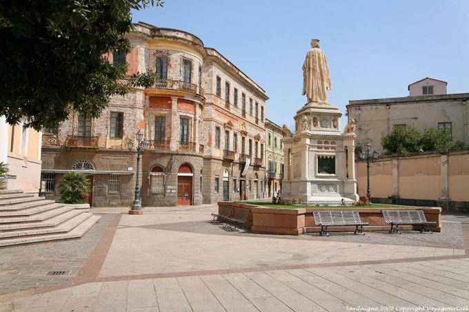 Palace mit Blick auf die Statue der Richterin Piazza Eleonora, Oristano - Sardinien