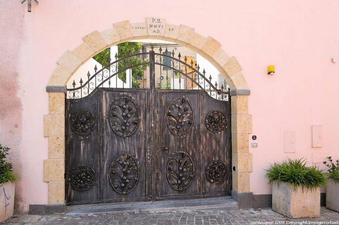 Geschnitzte schmiedeeisernes Tor, Oristano, über Aquila - Sardinien