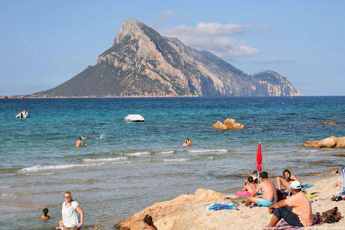 Porto San Paolo, isola Tavolara Blick vom Strand - Sardinien