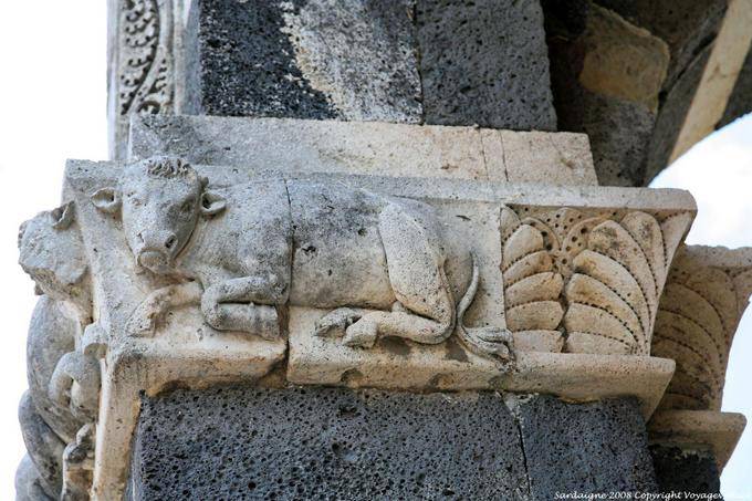 Basilica della Santissima Trinità di Saccargia, geschnitzte Kuh auf einer Säule außerhalb - Sardinien
