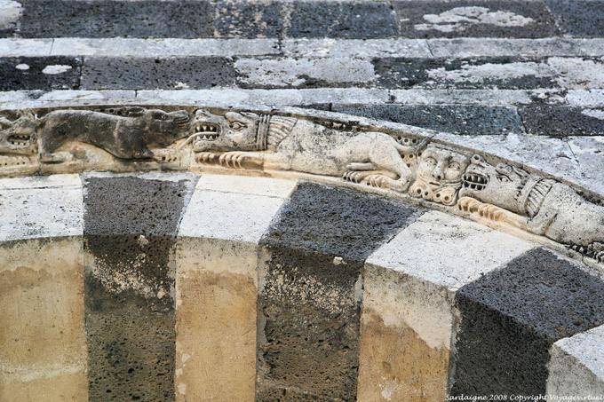 Basilica della Santissima Trinità di Saccargia, Festzelt mit monströsen Figuren geschmückt. - Sardinien