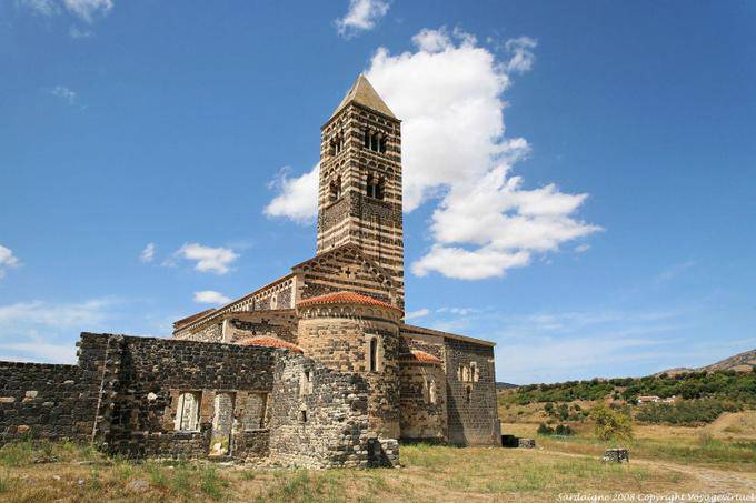 Basilika der Heiligen Dreifaltigkeit von Saccargia, Blick von der Rückseite der Kirche - Sardinien