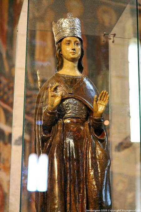 Basilica della Santissima Trinità di Saccargia, hölzerne Statue des Heiligen in einem Glaskasten - Sardinien
