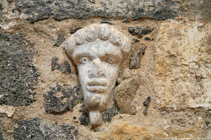 Basilica della Santissima Trinità di Saccargia, den Kopf in die Wand gehauen - Sardinien