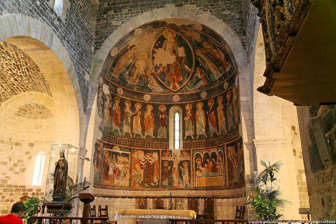 Basilika der Heiligen Dreifaltigkeit von Saccargia, allgemeinen Blick auf die Apsis und Fresken - Sardinien