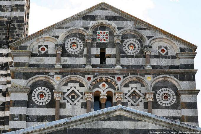 Basilica della Santissima Trinità di Saccargia, Zoom auf die Spitze der Fassade schmücken - Sardinien