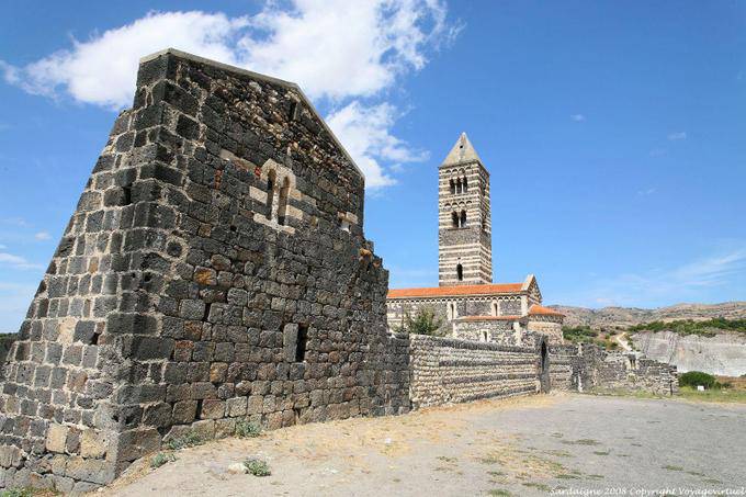 Basilika der Heiligen Dreifaltigkeit von Saccargia, Ansicht von den Ruinen des Klosters - Sardinien