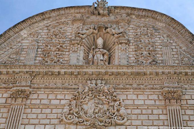 Statue des Heiligen Nikolaus auf der barocken Fassade, die Kathedrale von San Nicola, Fassade Museo del Tesoro, Sassari - Sardinien