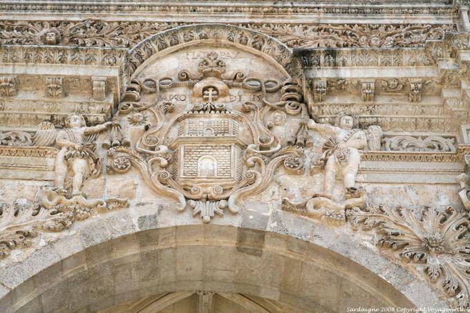 Sassari, Kathedrale San Nicola, über dem Portal, Fiat Pax - Sardinien