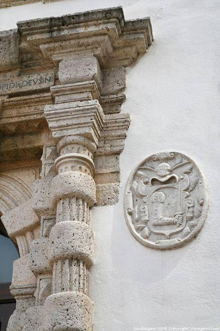 Sassari, Palazzo del Barone Uzzini, Medaillon und Spalte Detail - Sardinien