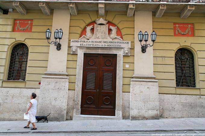 Sassari, Piazza Italia, die Frau mit Hund - Sardinien