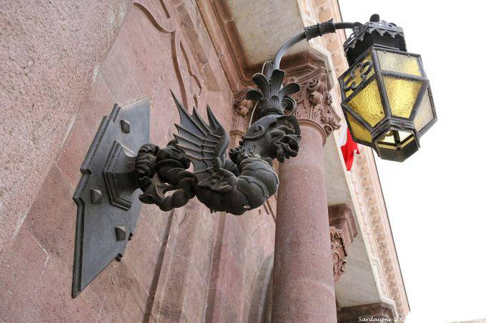 Eine Laterne förmigen geflügelten Monster Piazza Italia, Palazzo Giordano Apostoli, Sassari - Sardinien