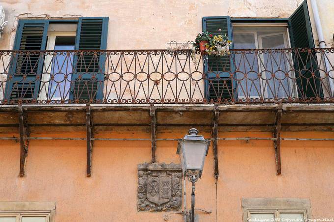Sassari, Piazza Tola, ein Wappen unter einem Balkon - Sardinien