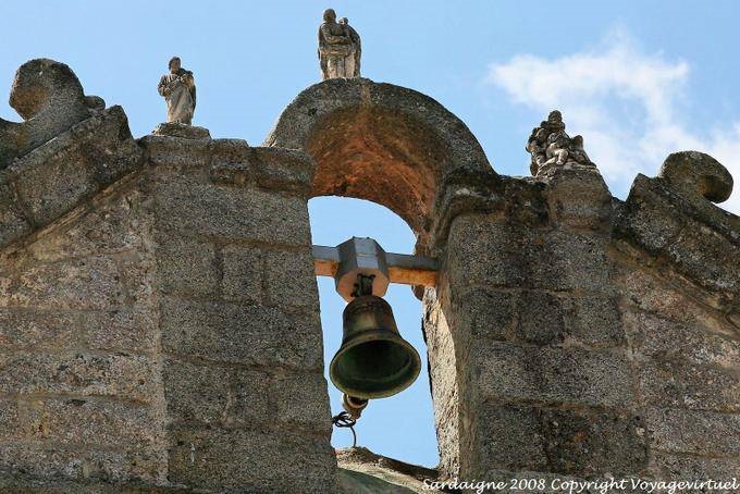 Statuen von Heiligen und die Glocke, Oratorio del Rosario, Piazza San Pietro, Tempio Pausania - Sardinien
