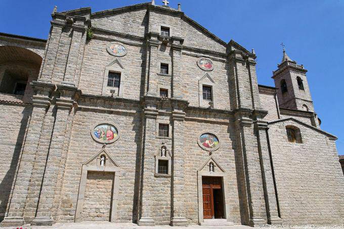 Die Frontseite des San Pietro Kathedrale, Tempio Pausania - Sardinien