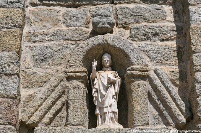 Statue in einer Nische des San Pietro Kathedrale, Tempio Pausania - Sardinien