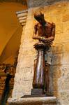 Alghero, Kirche San Francesco, der Gefangene Statue im Mittelschiff, Sardinien.