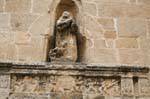 Alghero, Chiesa San Francesco, Outdoor-Statue in einer Nische und Flachrelief, Sardinien.