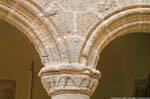 Alghero, San Francesco Kreuzgang, Detail Bogen und Spalte, Sardinien.