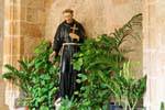 Monk Statue am Kreuz, Kreuzgang von San Francesco, Alghero, Sardinien.