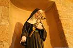 Alghero, San Francesco, mystische Verehrung Statue in einer Nische des Campanile, Sardinien.