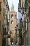 Alghero, Via Umberto mit Blick auf den Glockenturm von Santa Maria, Sardinien.