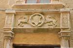 Pediment, Palazzo Machin über Garibaldi, Alghero, Sardinien.