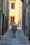 Bosa alten Sarde in einer Gasse, Sardinien.