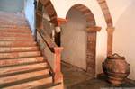 Bosa, Via Carmine Amphore in einer Halle, Sardinien.