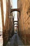 Bosa, Via Carmine, Ausbaubögen in der Gasse, Sardinien.