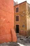 Bosa, via San Ignazio, orange Redundanz, Sardinien.