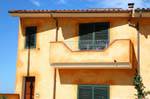 Luogosanto, via San Trano, Fassadenfarben Brot, Sardinien.