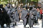 Nuoro, Festa del Redentore, sos maimones von Onieri, schwarze Kleider, Sardinien.