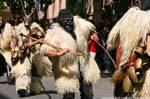 Nuoro, Festa del Redentore, sos Merdules Bezzos von Otzana verlässt und Peitsche, Sardinien.