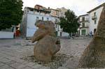 Weiße Wände und Granit, Nuoro, Sebastiano Satta Platz, Skulptur Constantino Nivola, Sardinien.