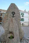 Granitblock, eine Bronzestatue, Nuoro, Sebastiano Satta Platz, Skulptur Constantino Nivola Haus, Sardinien.